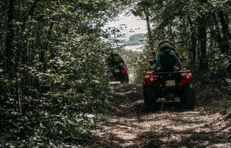 Quad dans un chemin du Morvan