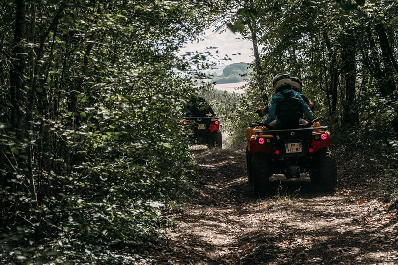 Quad dans un chemin du Morvan